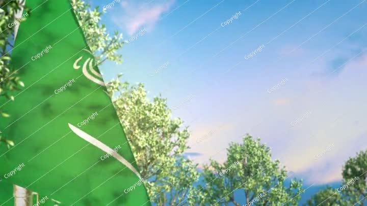 علم المملكة العربية السعودية يلوح في الغابة والسماء الزرقاء