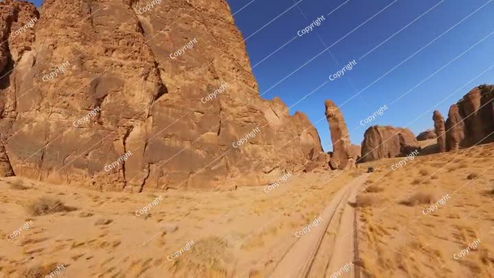 قيادة مركبة على الطرق الوعرة عبر محمية العلا شرعان الطبيعية في المملكة العربية السعودية