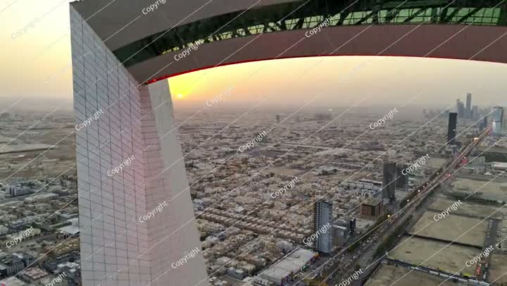 لقطة طائرة بدون طيار تحلق. السعودية. الرياض. برج المملكة. شروق الشمس.