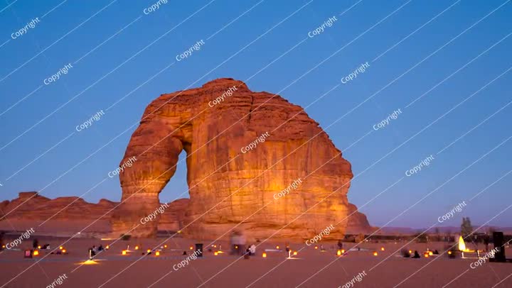 لقطة زمنية لسائح في الليل على صخرة الفيل في العلا، المملكة العربية السعودية.