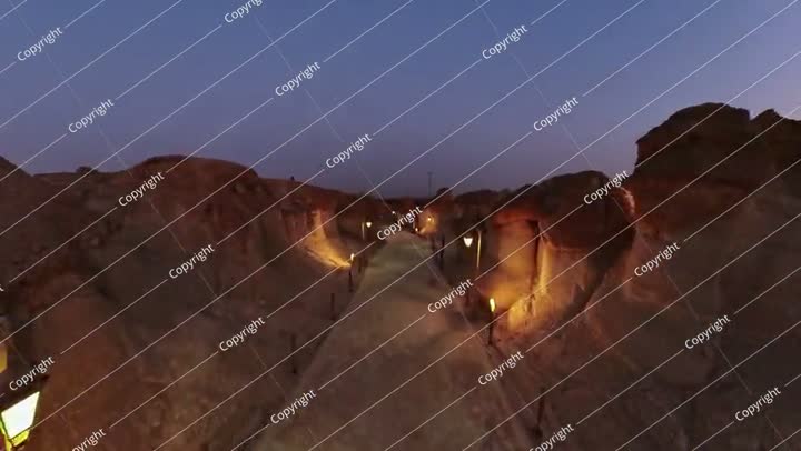 مسار متعرج عبر التكوينات الصخرية في جبل القارة في المملكة العربية السعودية