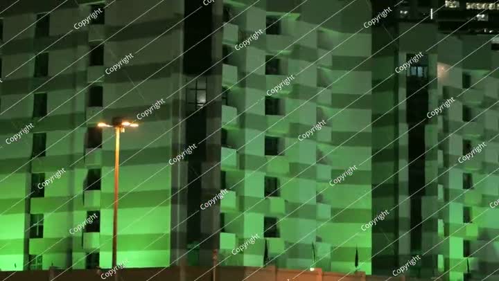 فيديو ناطحة سحاب مضاءة باللون الأخضر بمناسبة اليوم الوطني السعودي في الليل