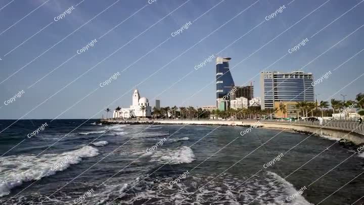 مسجد على الواجهة البحرية ومباني حديثة شاهقة على كورنيش جدة، المملكة العربية السعودية