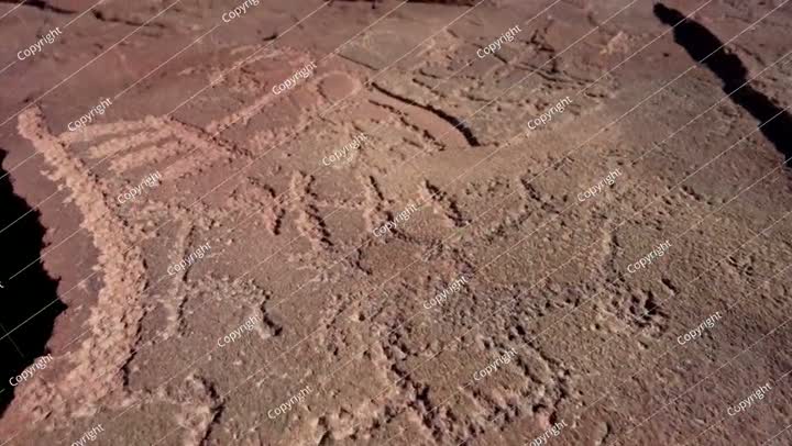 نقش حجري على صخرة من صنع الأنباط القدماء في تبوك بالمملكة العربية السعودية