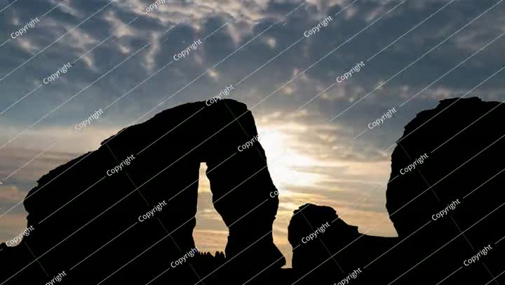 صخرة الفيل في صحراء العلا، المملكة العربية السعودية، تصوير متقطع عند شروق الشمس