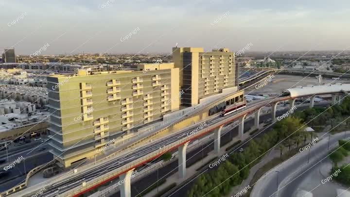 منظر طائرة بدون طيار لخط مترو الأنفاق الحديث في الرياض بالمملكة العربية السعودية عند غروب الشمس