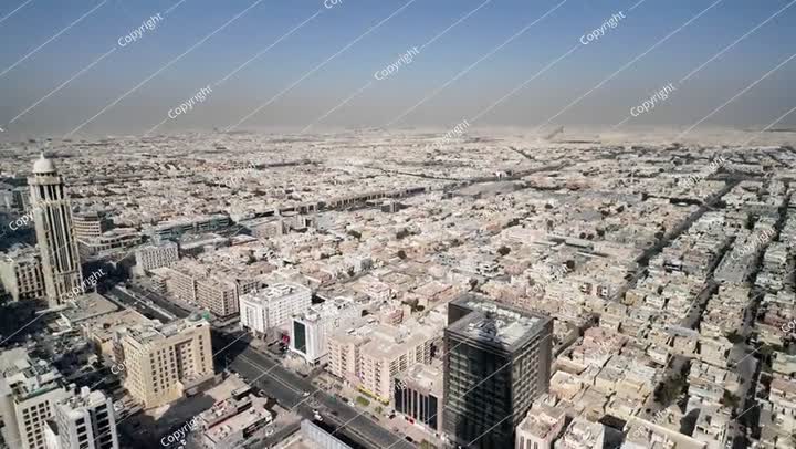 اتساع أفق الرياض تحت سماء المملكة العربية السعودية المشمسة