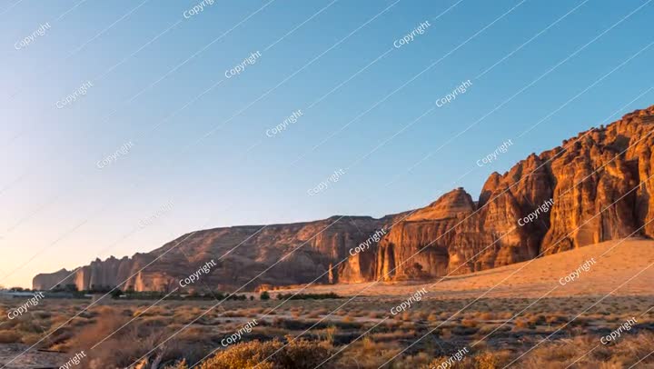 لقطة زمنية لغروب الشمس وشروقها في صحراء التكوينات الصخرية في العلا، المملكة العربية السعودية.