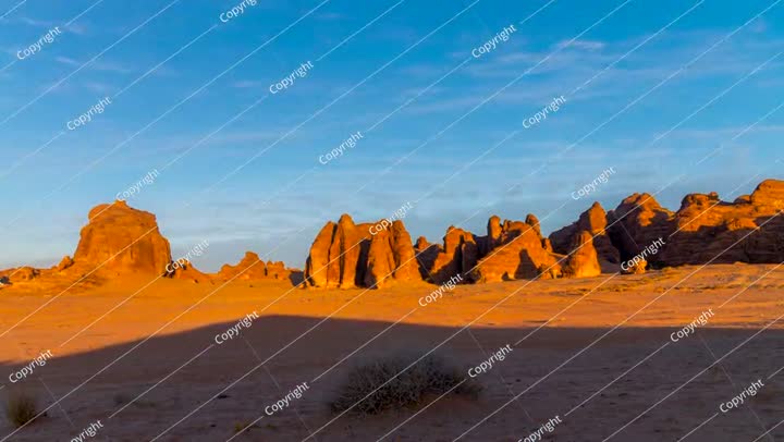 لقطة زمنية لغروب الشمس وشروقها في صحراء التكوينات الصخرية في العلا، المملكة العربية السعودية.