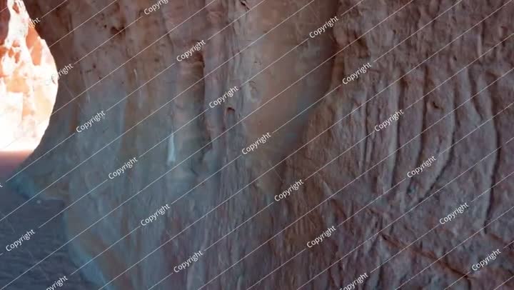 جدار حجري عليه نقوش صخرية وكتابات، الحجر، المملكة العربية السعودية.