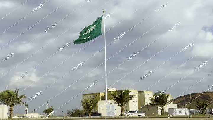 أكبر علم للمملكة العربية السعودية يرفرف بفخر على خلفية ذات مناظر خلابة