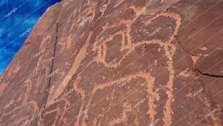 نقش حجري على صخرة من صنع الأنباط القدماء في تبوك بالمملكة العربية السعودية