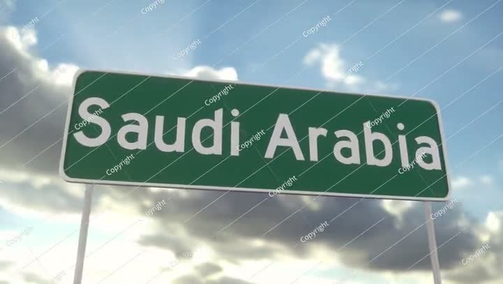 مرحباً بكم في المملكة العربية السعودية، لافتة طريق على سماء زرقاء مع غيوم