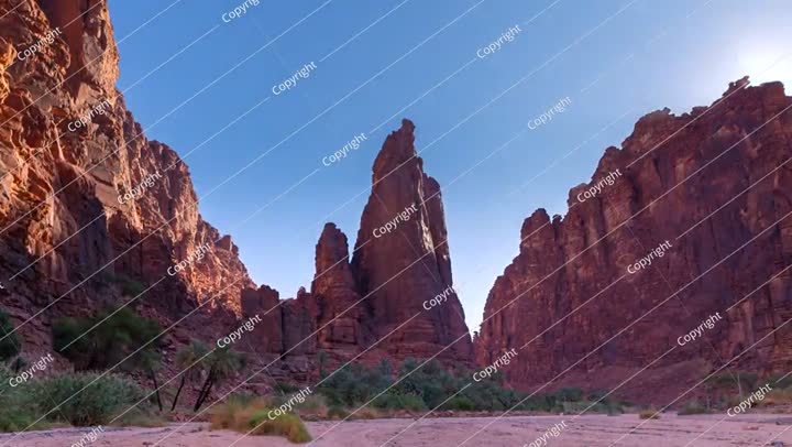 فاصل زمني لشروق الشمس في وادي الديسة، في تبوك، المملكة العربية السعودية.