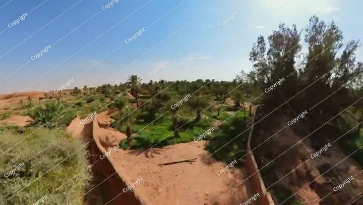 قناة الري تعبر قرية شقراء التراثية في المملكة العربية السعودية