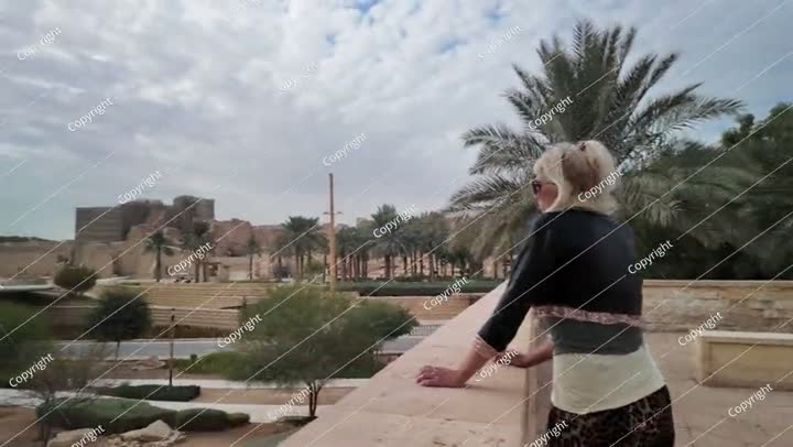سائح يستمتع بإطلالة مدينة الدرعية التاريخية بالرياض بالمملكة العربية السعودية