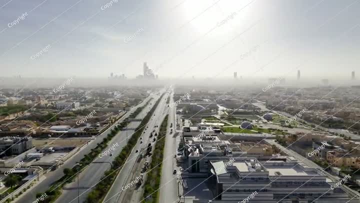 منظر من طائرة بدون طيار لطريق ضبابي صباحي في المملكة العربية السعودية الرياض