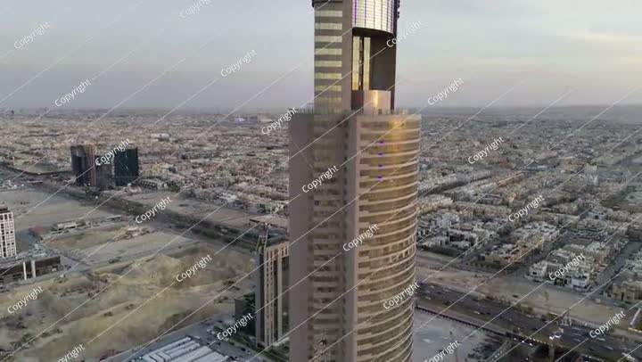 ناطحة سحاب مرآة مع ساحة مفتوحة في المنتصف المملكة العربية السعودية الرياض