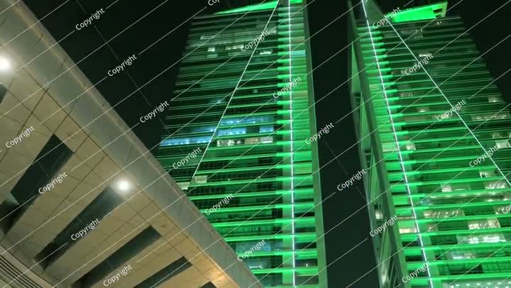 فيديو ناطحة سحاب مضاءة باللون الأخضر بمناسبة اليوم الوطني السعودي في الليل