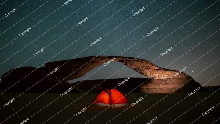 تصوير زمني للنجوم في قوس قزح، خيمة تخييم، العلا، المملكة العربية السعودية