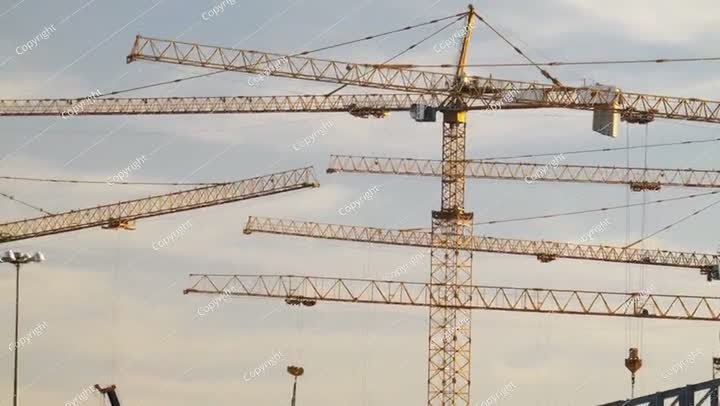 هناك الكثير من الرافعات العاملة في مشاريع البناء الضخمة في المملكة العربية السعودية