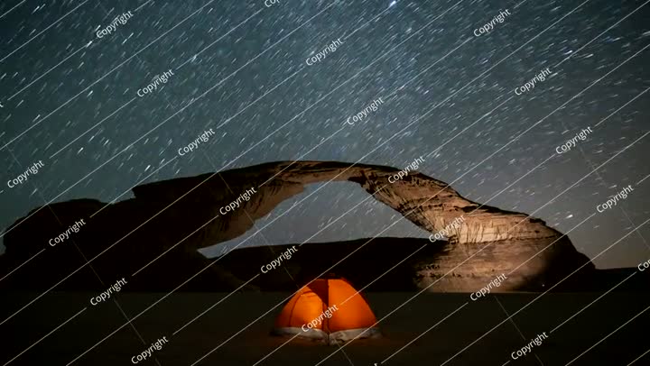 تصوير 4K للنجوم فوق خيمة التخييم وصخرة قوس قزح، العلا، المملكة العربية السعودية