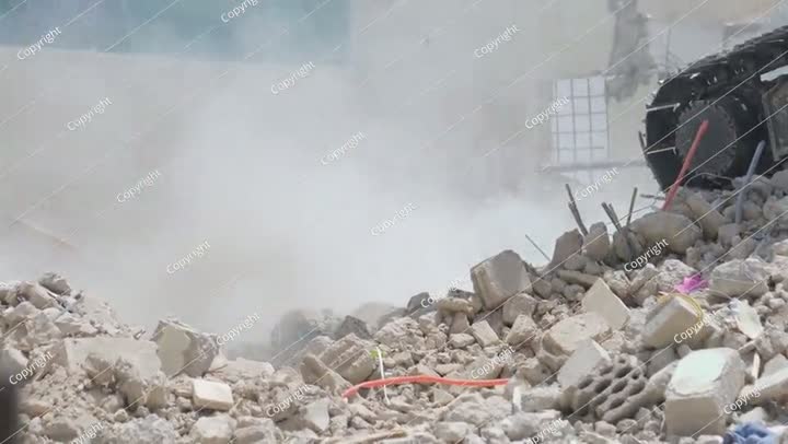 هدم مبنى سكني في السعودية تحميل الحفارات ونقلها