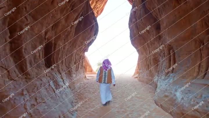 رجل عربي سعودي يمشي في ممر ضيق، الديوان، الحجر، المملكة العربية السعودية.