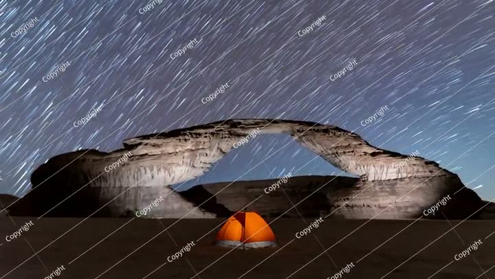 تصوير زمني للنجوم في قوس قزح، خيمة تخييم، العلا، المملكة العربية السعودية
