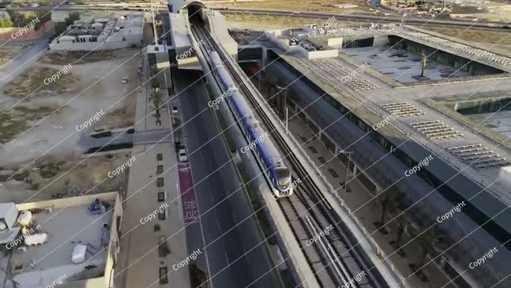 منظر طائرة بدون طيار لخط مترو الأنفاق الحديث في الرياض بالمملكة العربية السعودية عند غروب الشمس