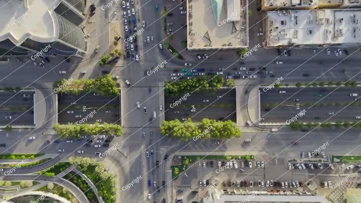 طائرة بدون طيار تحلق في سماء المملكة العربية السعودية. الرياض. طريق. نهارًا.