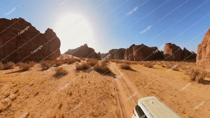 مركبة على الطرق الوعرة تستكشف محمية العلا شرعان الطبيعية في المملكة العربية السعودية