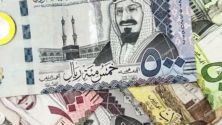 فيديو دوار لعملة الريال السعودي بدقة 4K. مفهوم التمويل والأعمال