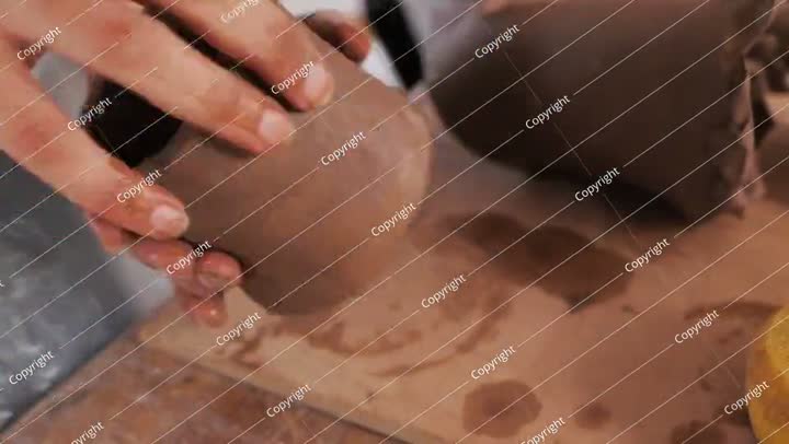 صناعة الفخار التقليدية في المملكة العربية السعودية. فيديو.