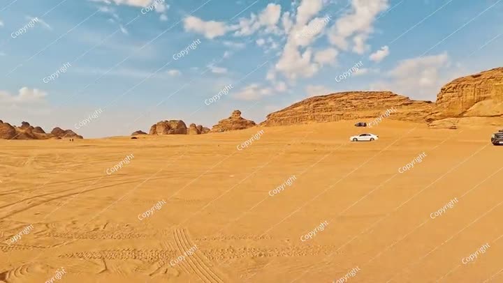 القيادة في المناظر الطبيعية الصحراوية النموذجية في العلا، المملكة العربية السعودية، الرمال مع بعض ..