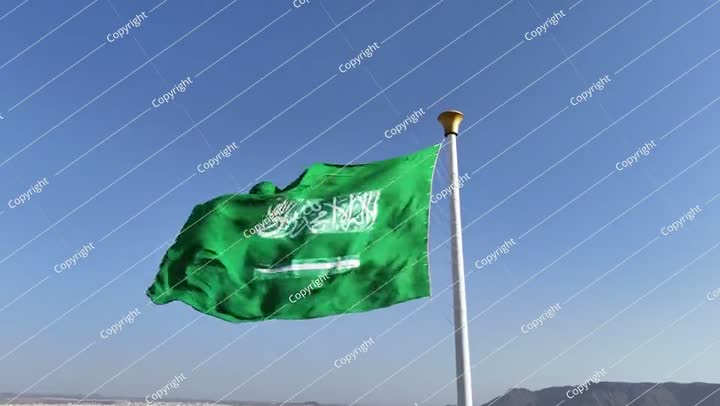 علم المملكة العربية السعودية يرفرف في السماء - اليوم الوطني السعودي ويوم التأسيس 
