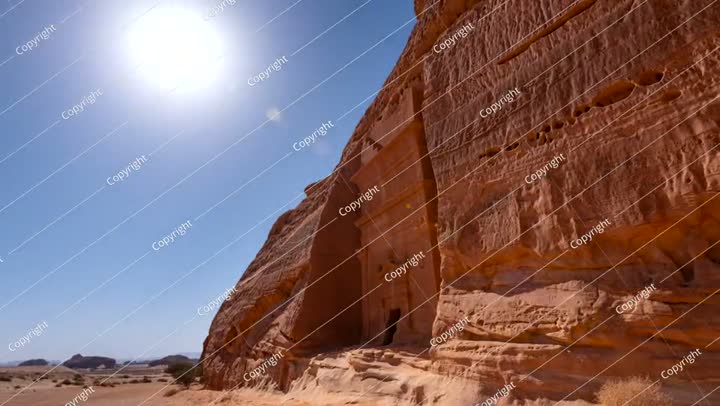 لقطة زمنية للشمس والظل يلقيان على القبر في العلا، الحجر، المملكة العربية السعودية.