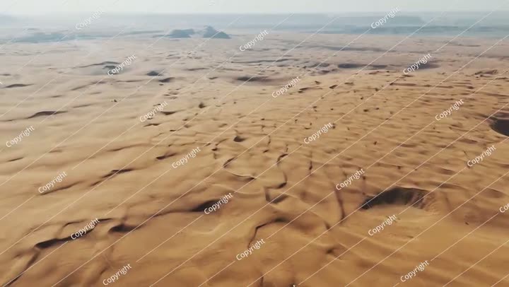 أفق الصحراء اللامتناهي، فيديو من طائرة بدون طيار لكثبان الرمال السعودية