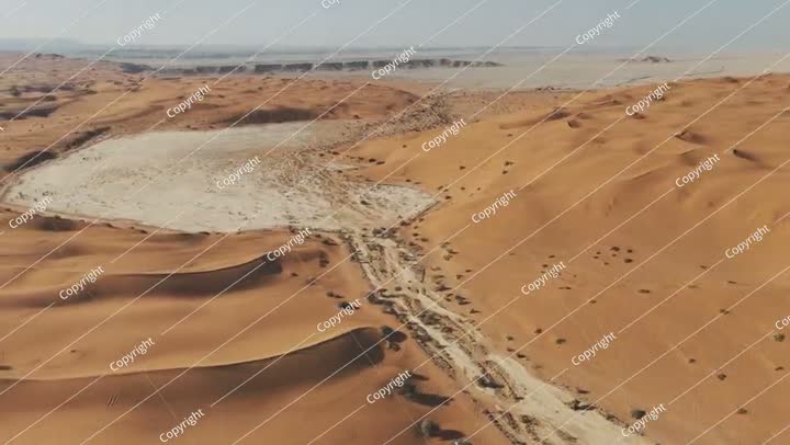 أفق الصحراء اللامتناهي، فيديو من طائرة بدون طيار لكثبان الرمال السعودية