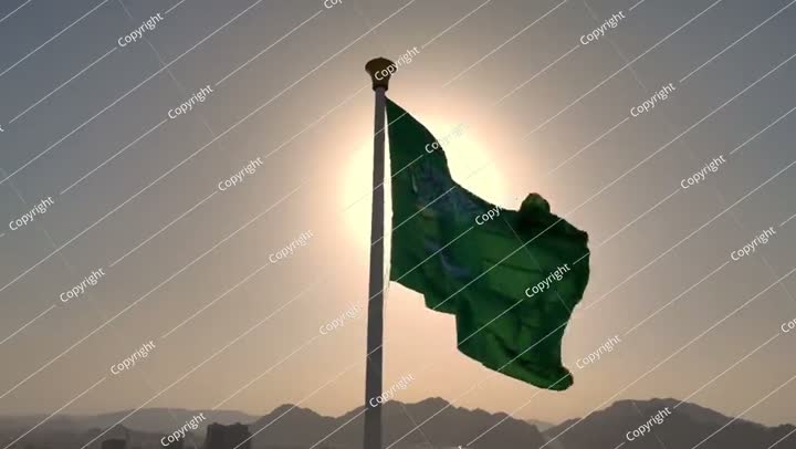 علم المملكة العربية السعودية يرفرف في السماء - اليوم الوطني السعودي ويوم التأسيس