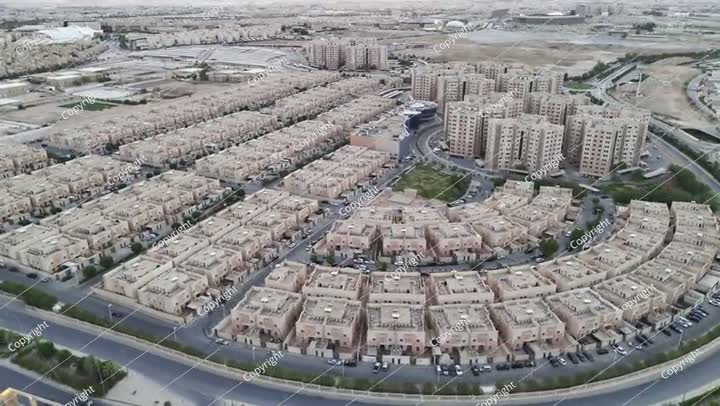 منطقة سكنية في المملكة العربية السعودية عند غروب الشمس