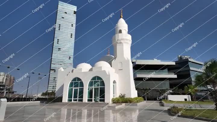 مسجد أبيض يقف بجوار مبانٍ حديثة في جدة، المملكة العربية السعودية