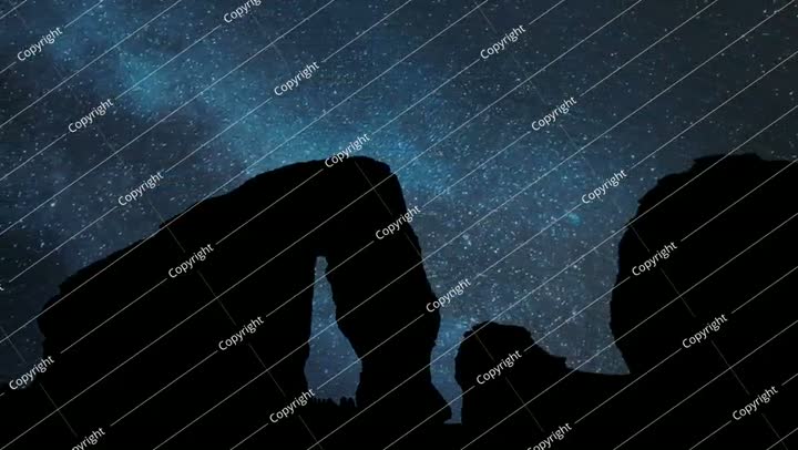 صخرة الفيل المونوليث، العلا، المملكة العربية السعودية، تصوير فوتوغرافي ليلي مع النجوم