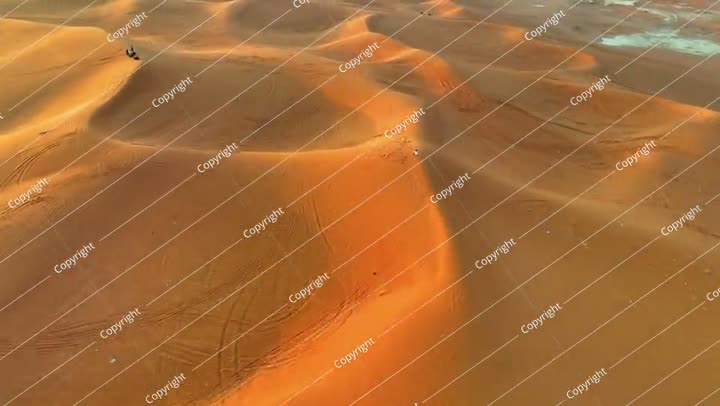 صورة جوية: طائرة بدون طيار تتقدم نحو الأمام، منظر هادئ للكثبان الرملية في الصحراء - الرياض، السعودية