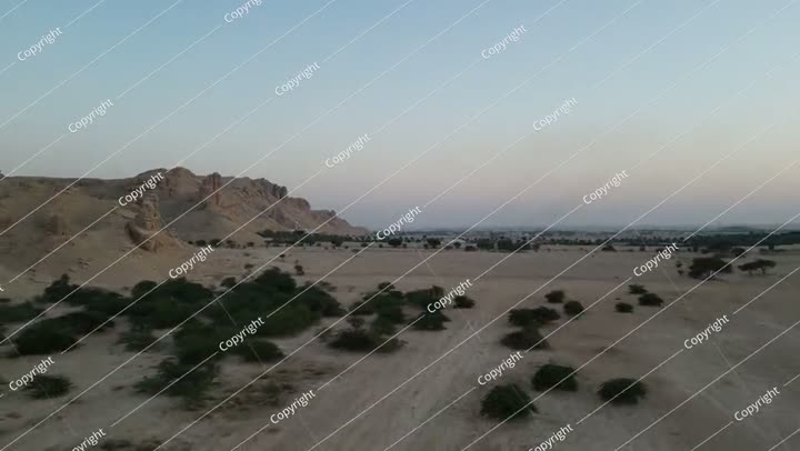 طائرة بدون طيار من نوع DJI تحلق في جبال الرياض، المملكة العربية السعودية، فيديو بدقة 4K