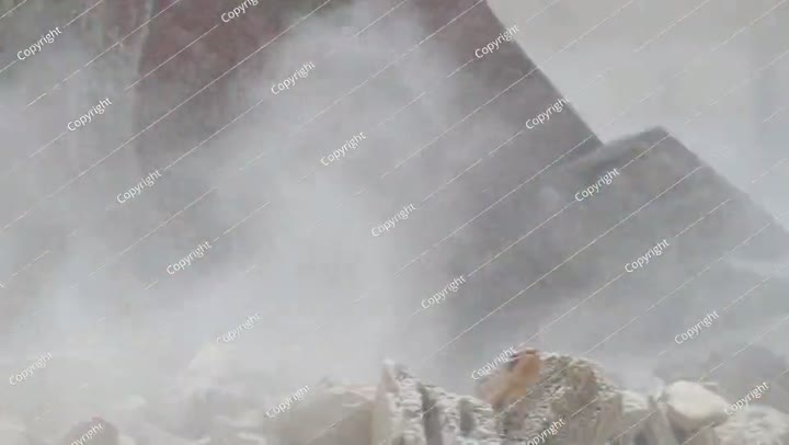 هدم مبنى سكني في السعودية تحميل الحفارات ونقلها
