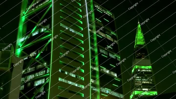 فيديو ناطحة سحاب مضاءة باللون الأخضر بمناسبة اليوم الوطني السعودي في الليل