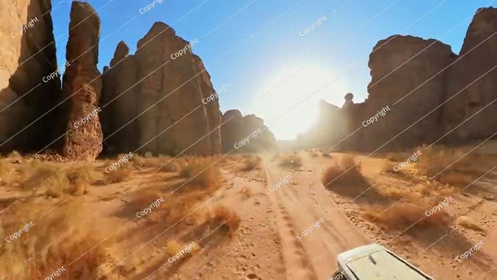 قيادة مركبة على الطرق الوعرة عبر محمية العلا شرعان الطبيعية في المملكة العربية السعودية