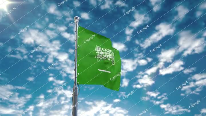 علم المملكة العربية السعودية يرفرف مع السحب