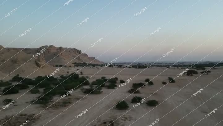 طائرة بدون طيار DJI Mini 3 Pro تحلق في صحراء الرياض بالمملكة العربية السعودية